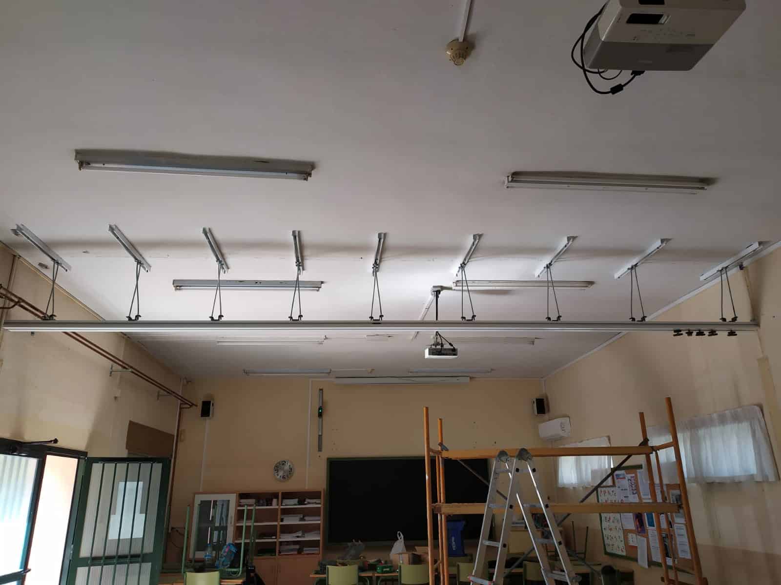 Instalación de guía de un tabique móvil en colegio - Vimetra-com