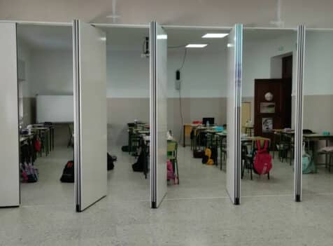 Tabique móvil abierto en aula de colegio - Vimetra.com