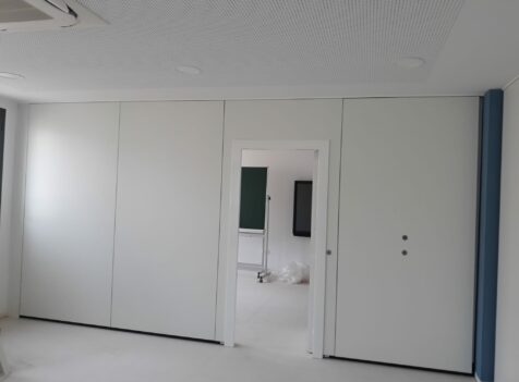 Tabique móvil con puerta instalado en un centro educativo de Formentera - Vimetra.com