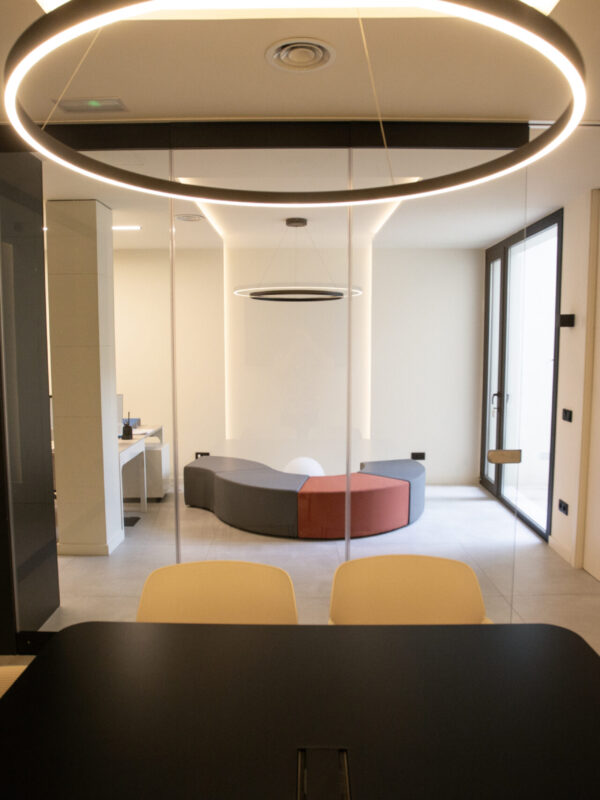 Tabique móvil de cristal en oficina - Vimetra.com