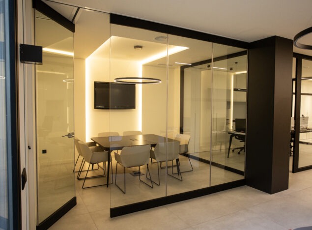 Tabique móvil de cristal con puerta - Vimetra.com