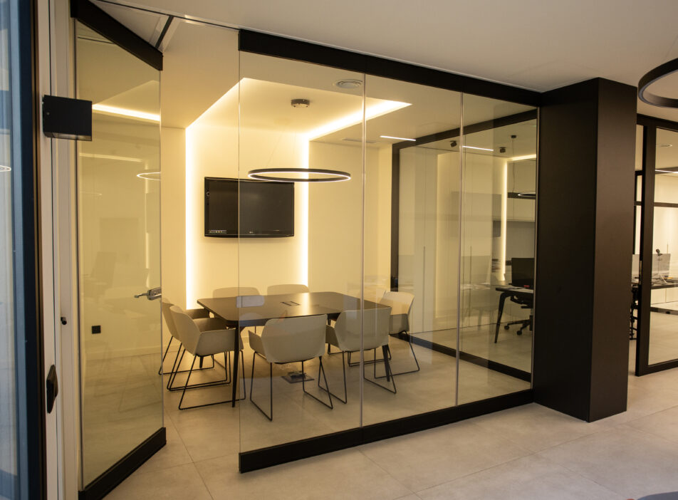 Tabique móvil de cristal con puerta - Vimetra.com