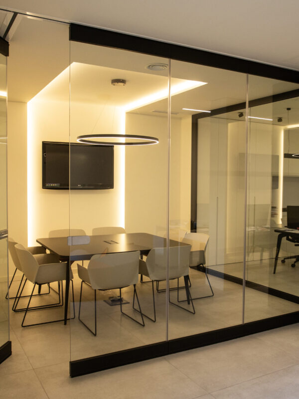 Tabique móvil de cristal con puerta - Vimetra.com